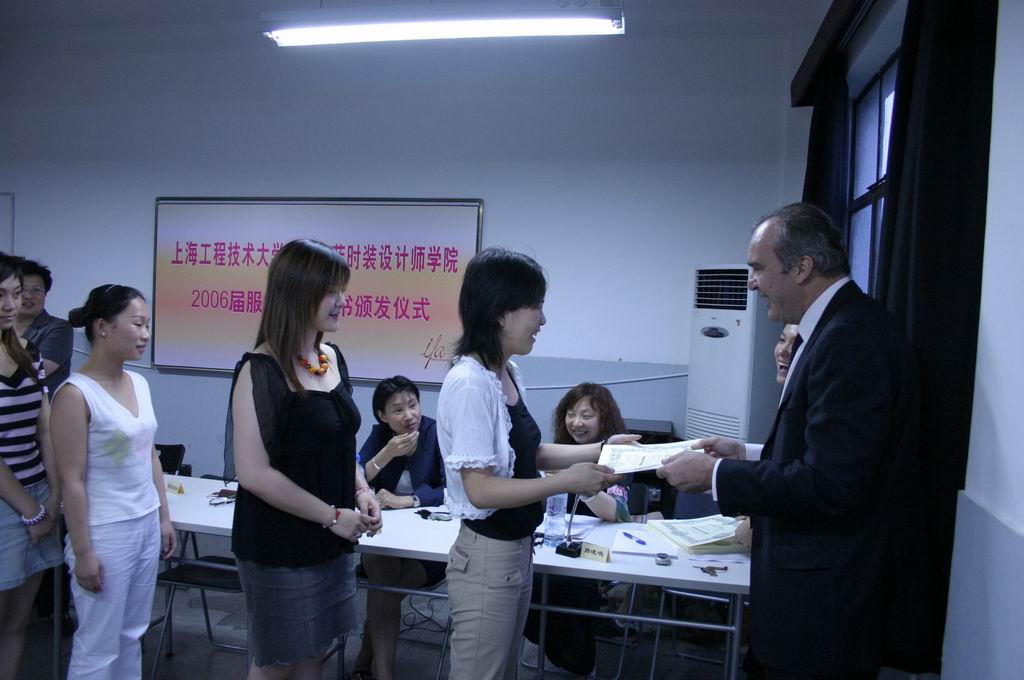 亚洲狼人精品一区二区三区