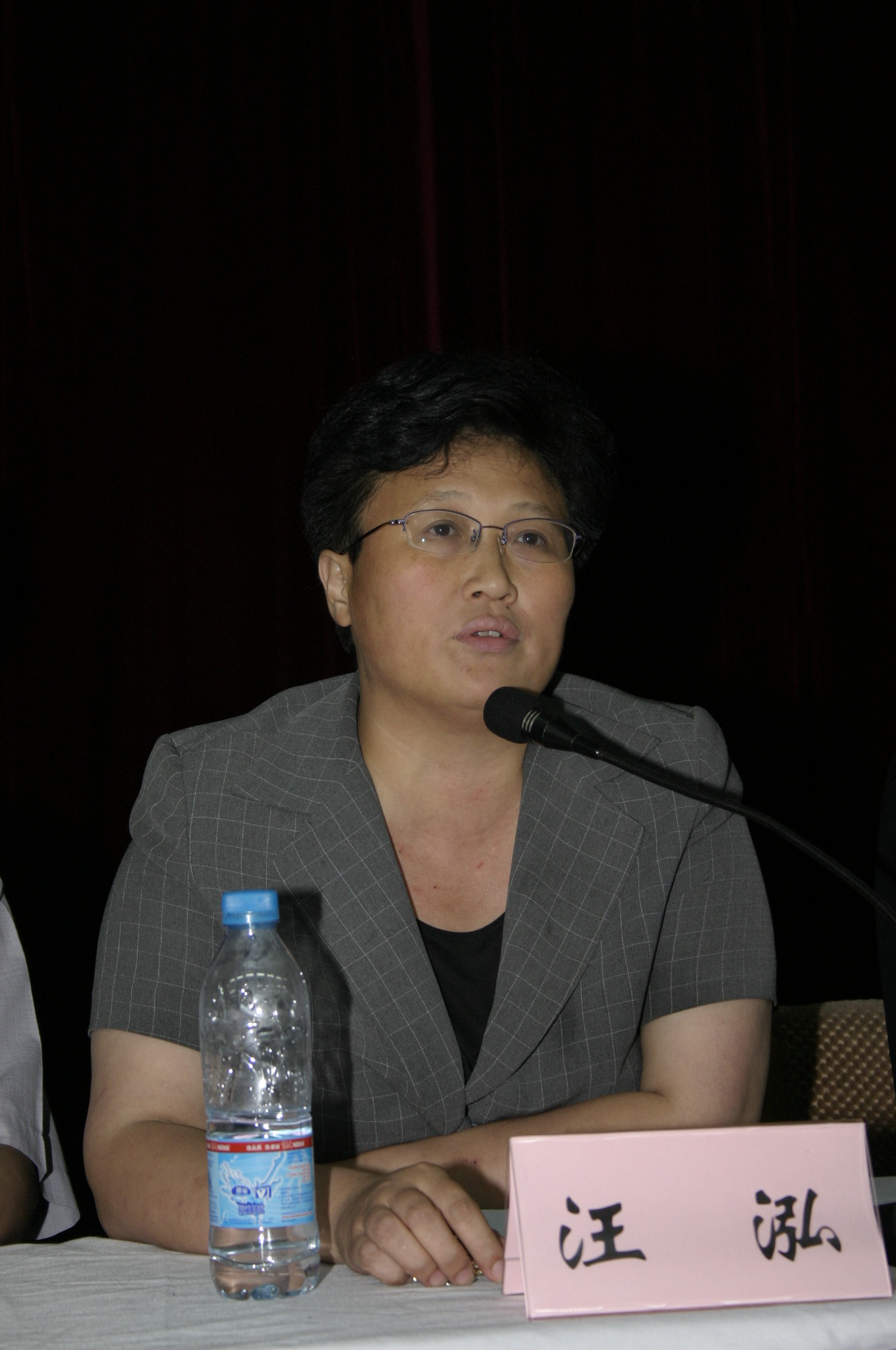 亚洲狼人精品一区二区三区